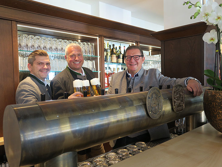 Stoßen auf die Wirtshaus-Wiedereröffnung an: Löwenbräu-Vorstand Bernhard Klier (r.), Wirt Manfred Rott und Brauerei Gebietsverkaufsleiter Dieter Krause (l.) Fotos: Annette Baronikians